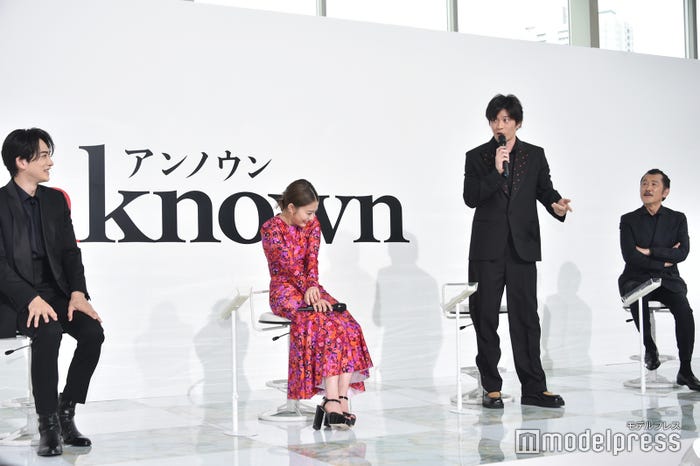 キスシーン直前に高畑充希がご飯を食べていたことを暴露する田中圭(C)モデルプレス