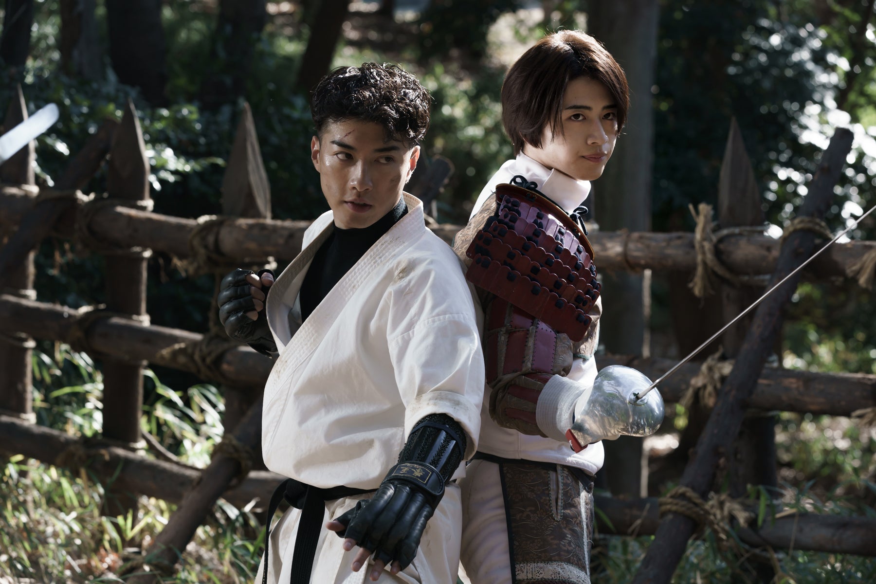 福山翔大、飯島寛騎（C）2021「ブレイブ -群青戦記-」製作委員会