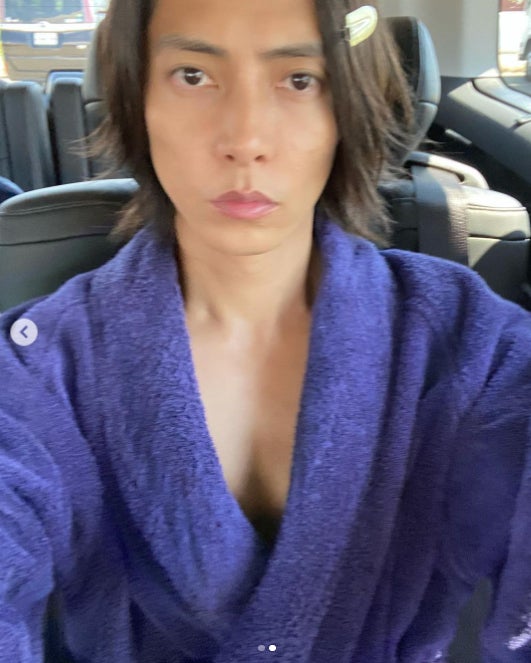 山下智久、胸筋チラリバスローブ姿でファン魅了「色気が…」「破壊力すごい」