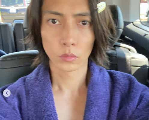 山下智久、胸筋チラリバスローブ姿でファン魅了「色気が…」「破壊力すごい」