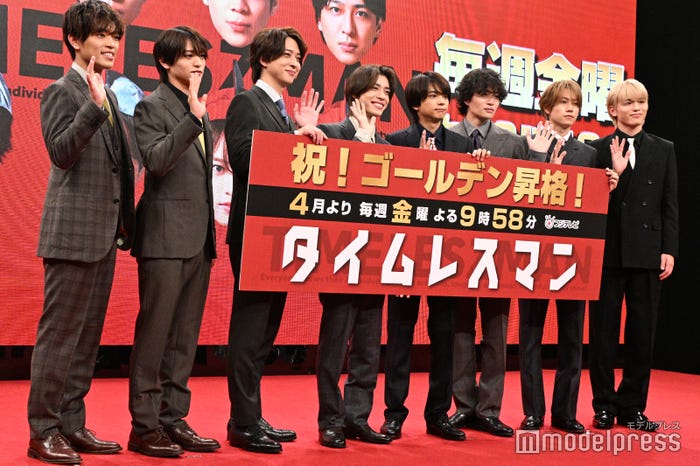 メンバーカラーのネクタイをしたスーツ姿で登場したtimelesz(左から)原嘉孝、猪俣周杜、寺西拓人、松島聡、佐藤勝利、菊池風磨、橋本将生、篠塚大輝(C)モデルプレス