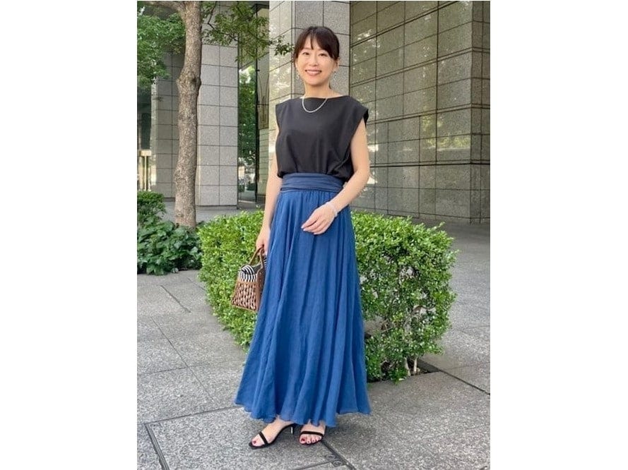 【OKコーデ】ロングスカートでもダークカラーなら透けにくい　出典：WEAR