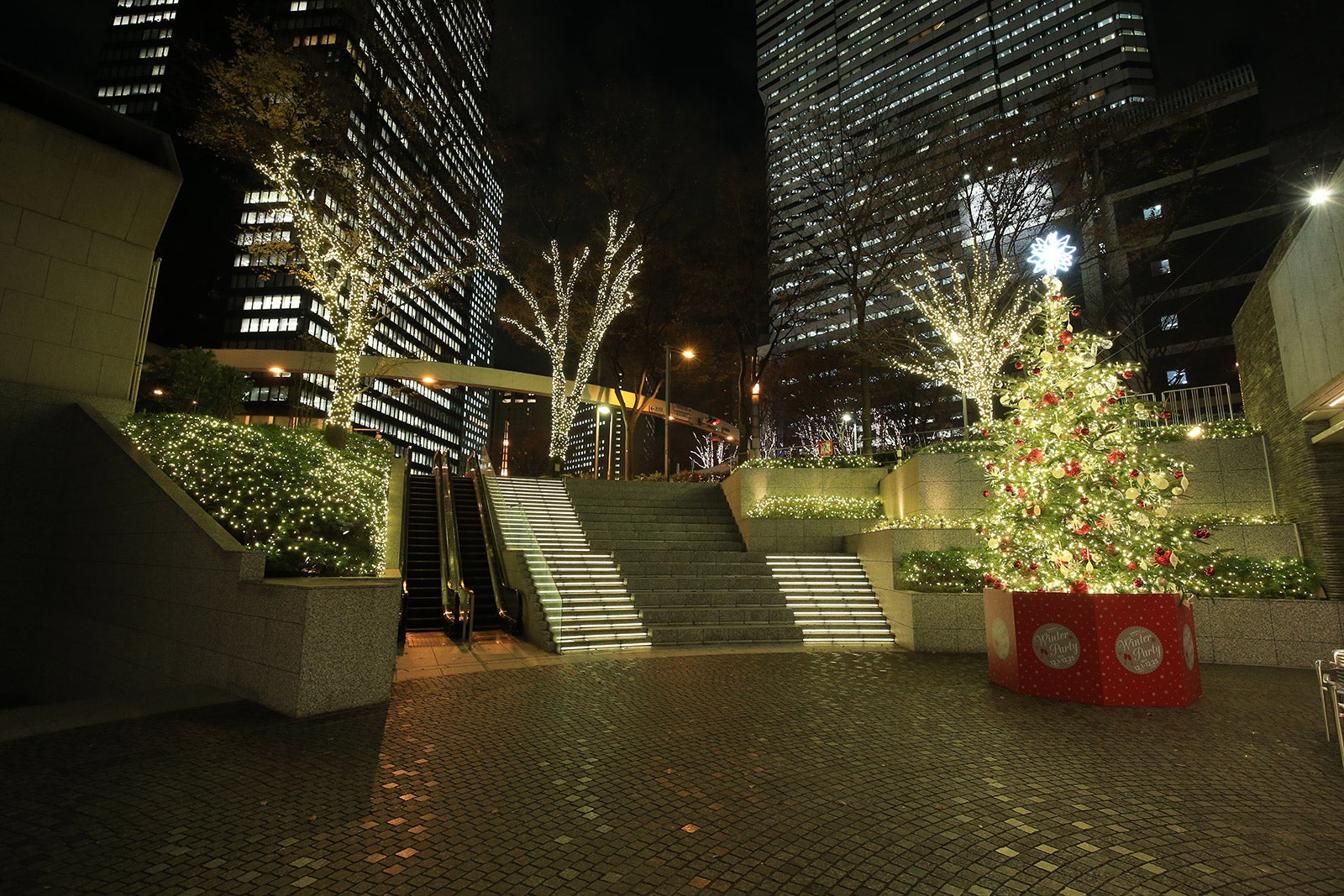 B1Fサンクンガーデン／画像提供：西新宿街ぐるみプロジェクト