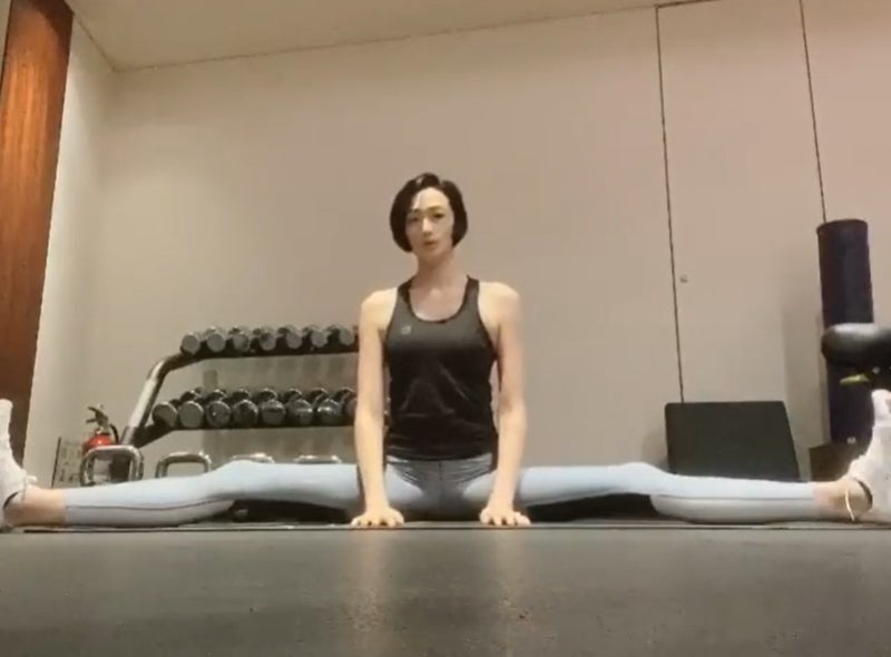 冨永愛、開脚ストレッチに驚きの声「脚が長すぎ」
