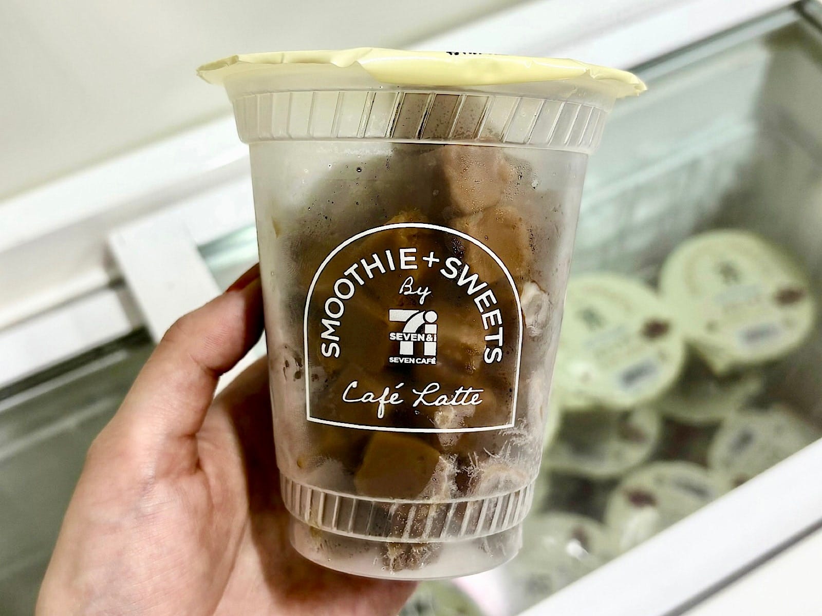 数量限定の「カフェラテスムージー」300.24円（税込）