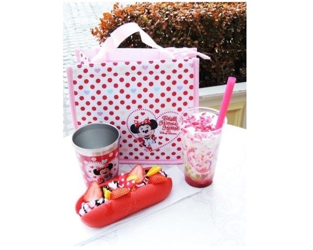 手前のフルーツサンドとストロベリー＆ヨーグルトのタピオカドリンクに奥のスーベニアランチケース付きで2300円。タピオカドリンク単品にスーベニアタンブラー付きで2100円。いずれも「リフレッシュメントコーナー」にて販売