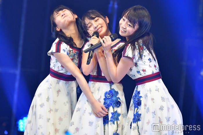 最後は3人でべったり(C)モデルプレス