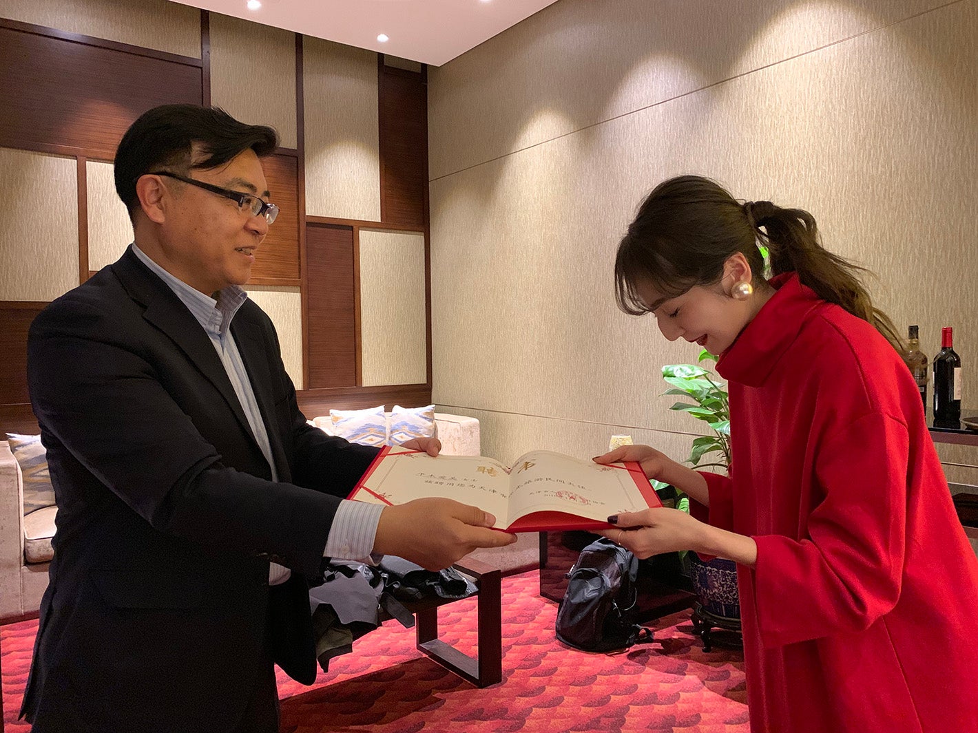 任命書を受け取る平木愛美（写真提供：所属事務所）