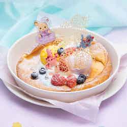 ゆめいろコーラルパンケーキ税込1,650円、スーベニアプレート:+税込3,300円、アクリルピック:+税込550円(C)EPOCH