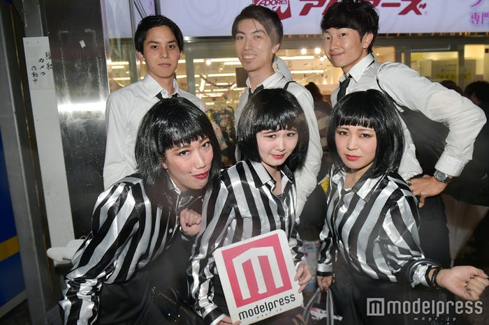 ブルゾンちえみ仮装とwithB仮装が偶然居合わせる(C)モデルプレス