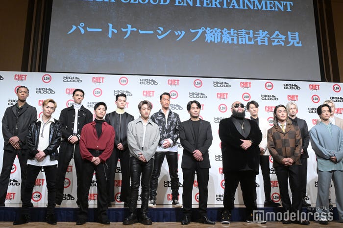 (後列左から)JIMMY、WEESA、渡邉廉、高橋剣、深堀未来、海沼流星、松井利樹、奥田力也(前列左から)中西椋雅、小波津志、半田龍臣、HIRO、F.HERO、砂田将宏、日高竜太、加納嘉将(C)モデルプレス