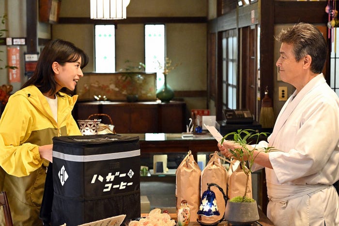 黒島結菜、三浦友和/「クロサギ」第3話より(C)TBS