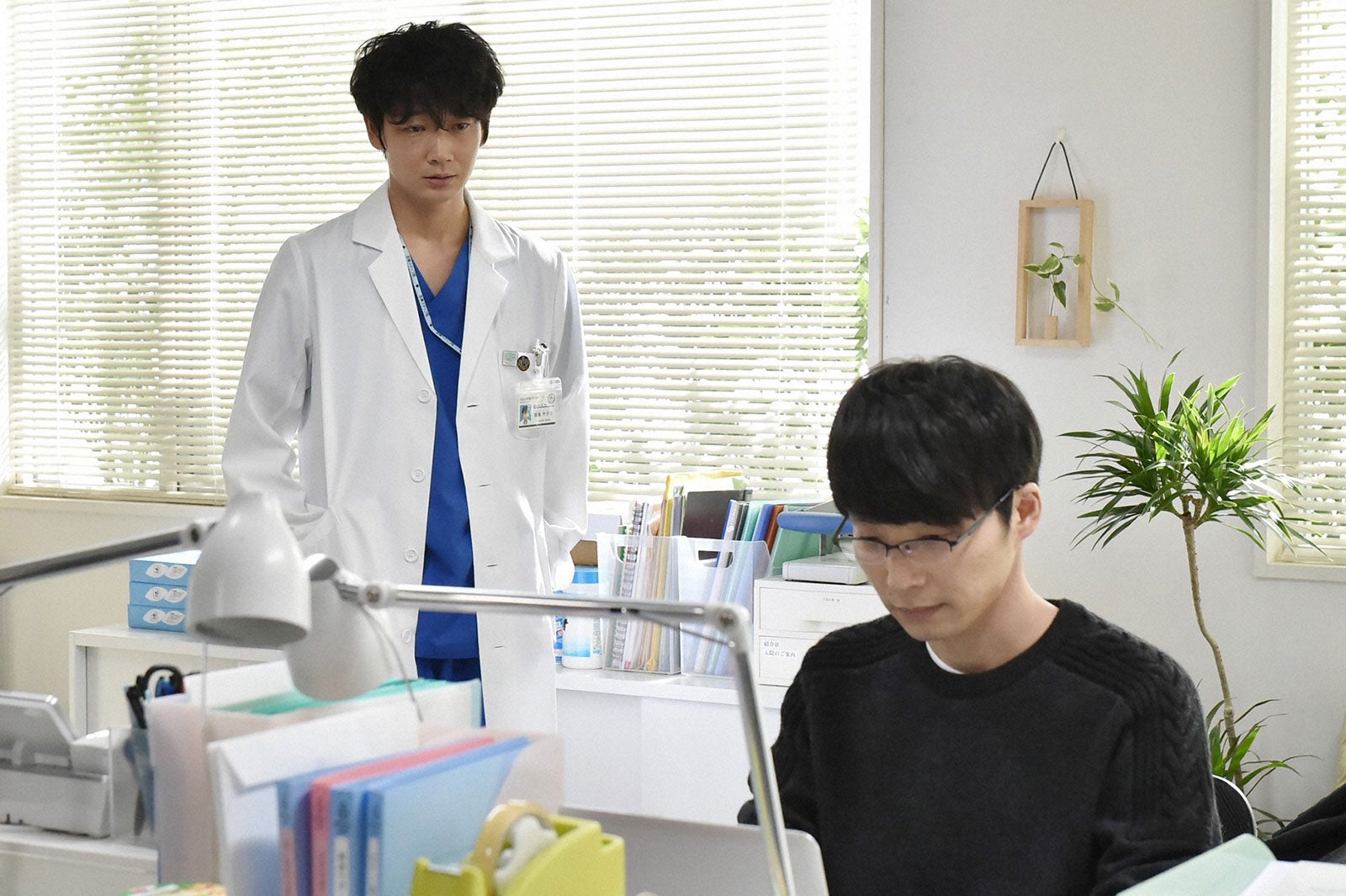 綾野剛、星野源／「コウノドリ」第8話より（画像提供：TBS）