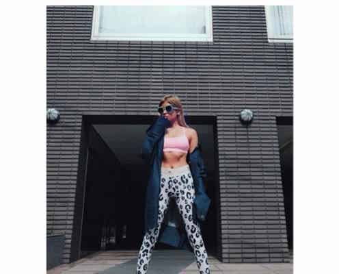 ローラ、長すぎる脚&美腹筋に注目集まる「何頭身?」「まるで二次元」
