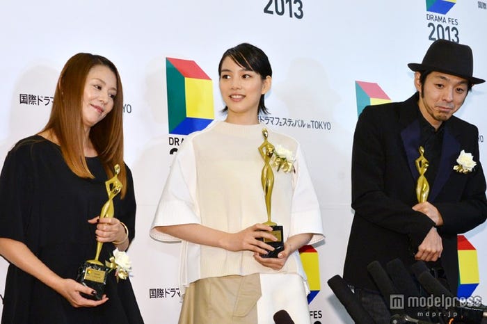 報道陣の囲み取材に応じた(左より)小泉今日子、能年玲奈、宮藤官九郎