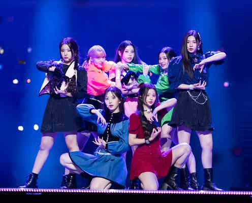 JYP新ガールズグループ・NMIXX、初来日ステージ デビュー曲「O.O」も披露で高いボーカル力示す<KCON 2022 JAPAN>