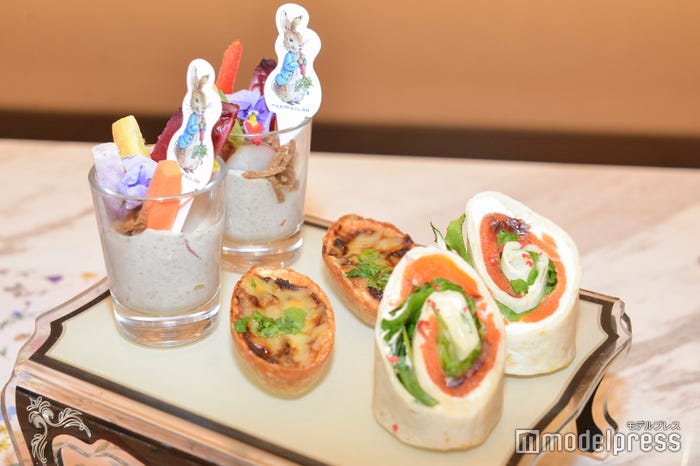 (左から)マグレガーファームの彩りバーニャカウダ、マグレガーおばさんのシェパーズパイ、ねんねこロール(スモークサーモンのトルティーヤロール)(C)モデルプレス