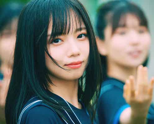 日向坂46、メンバー同士で手繋ぎ“絆”見せる 8枚目シングル「月と星が踊るMidnight」MV公開