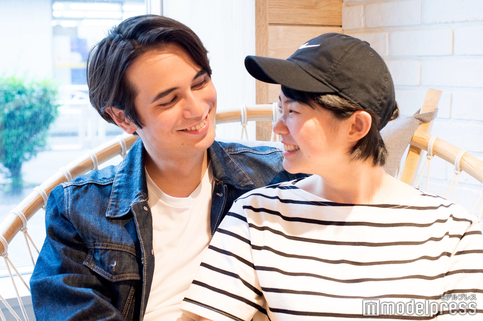 岡本至恩、佐藤つば冴（C）モデルプレス