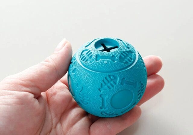 ダイソーのペット用おやつボール(コロコロ)1 ダイソーのペット用おやつボール(コロコロ)1