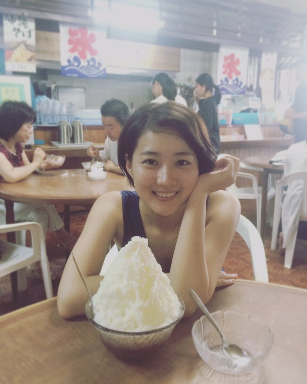 かき氷を前にする永尾アナ（提供写真）