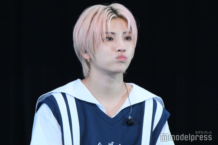 水を飲んで頬を膨らませたYUMA(ユウマ)(C)モデルプレス