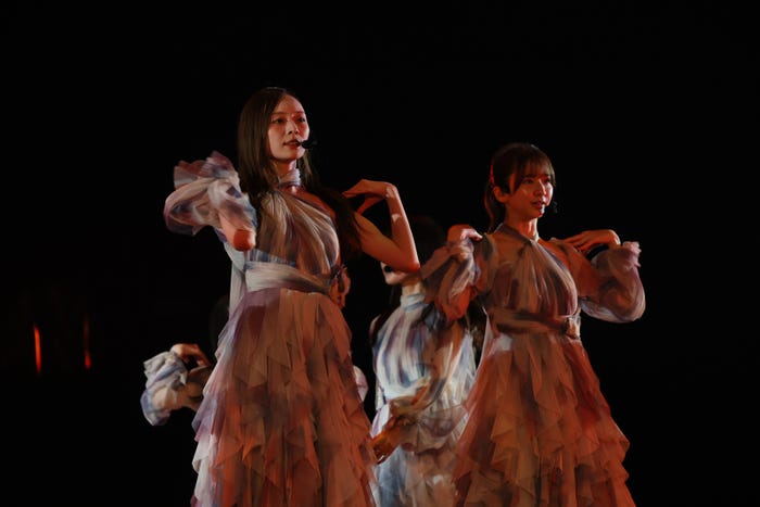 梅澤美波、菅原咲月(C)乃木坂46LLC