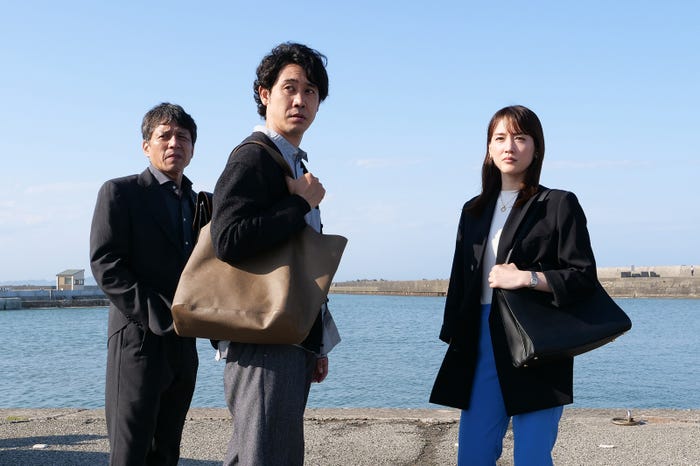 勝村政信、大泉洋、綾瀬はるか/「元彼の遺言状」第9話より(C)フジテレビ