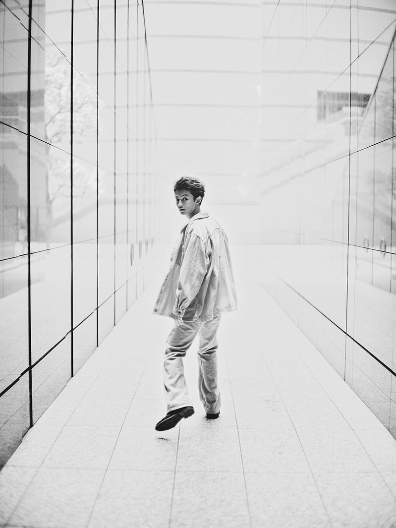 ショーマン「TiU」、本名“藤原大祐”名義での活動発表 新ビジュアルも公開