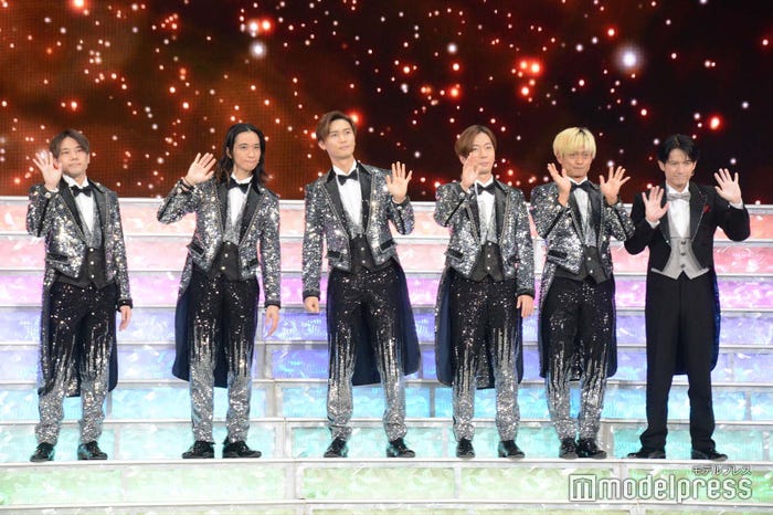 (左から)五関晃一、戸塚祥太、橋本良亮、河合郁人、塚田僚一、佐藤アツヒロ (C)モデルプレス