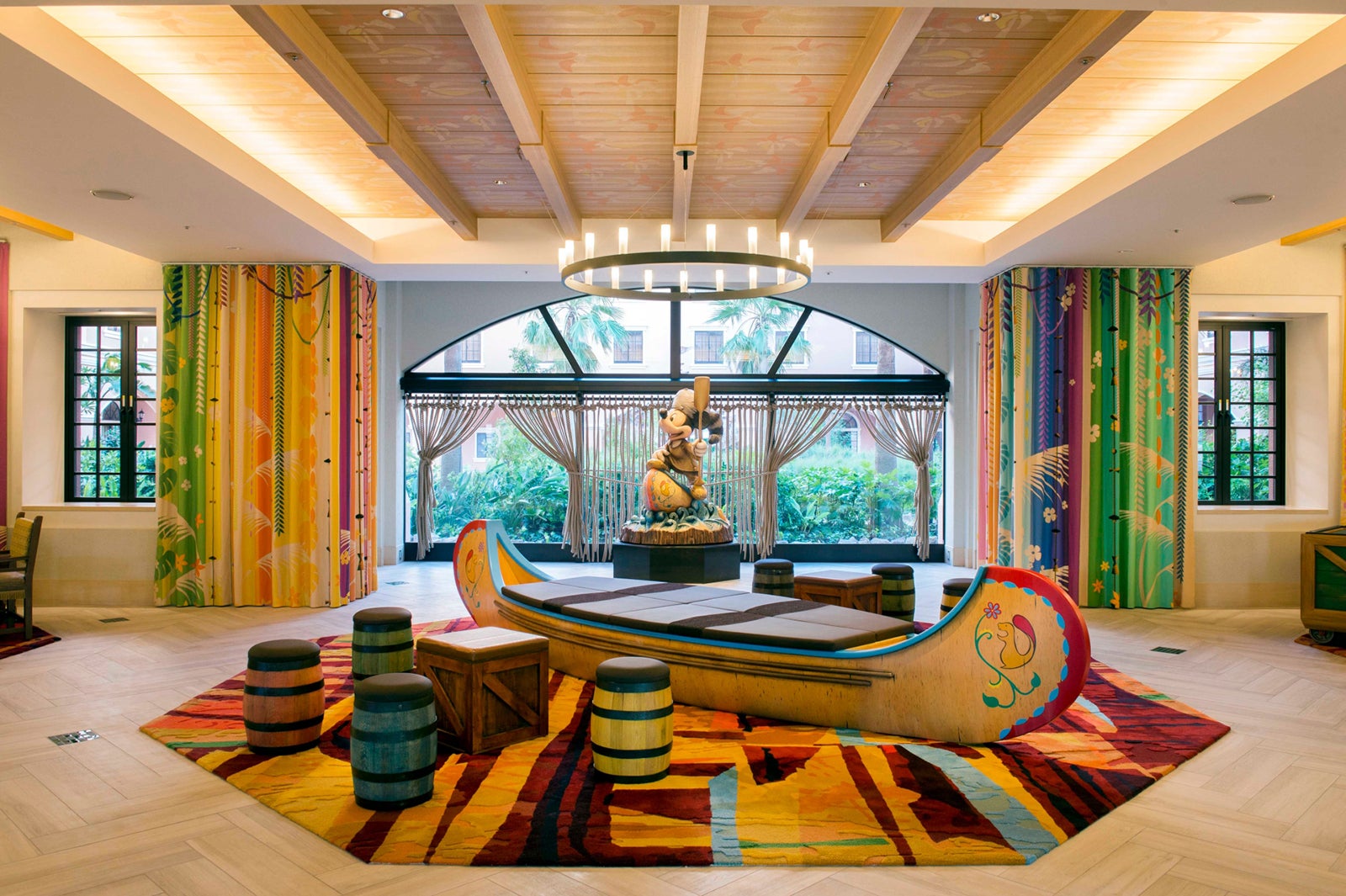 新ディズニーホテル“第2棟”公開 客室もロビーも中庭も…“冒険”と“発見”でいっぱい！