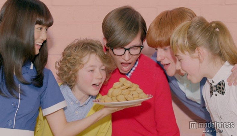 前田敦子／新CM「スマイルマアム」篇より