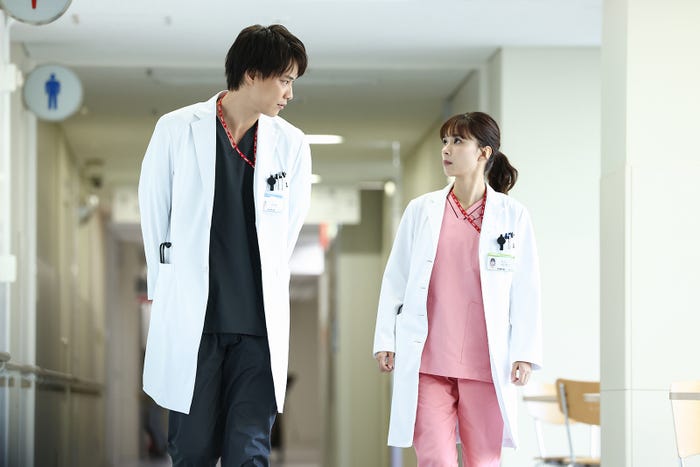 鈴木伸之、芳根京子「まどか26歳、研修医やってます!」(C)TBS