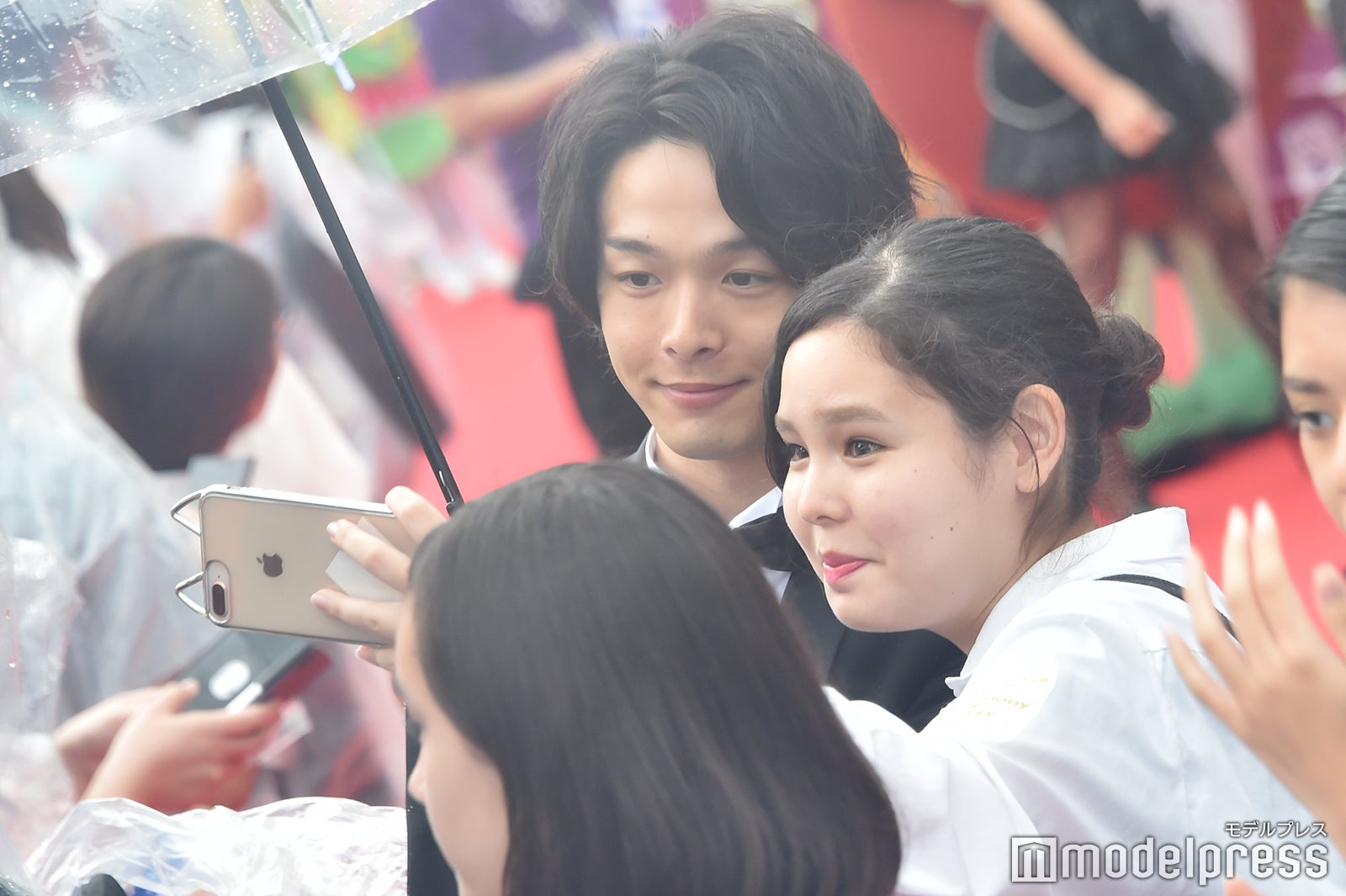 レッドカーペット参加者と記念撮影する中村倫也 （C）モデルプレス