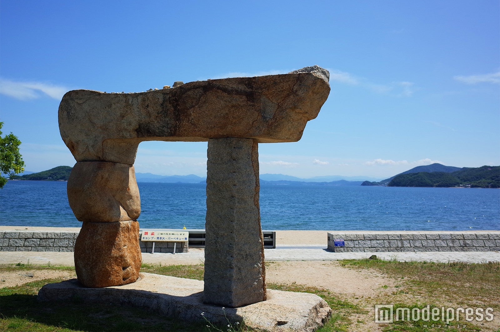 オリーブビーチのギリシャ風のオブジェ（C）モデルプレス