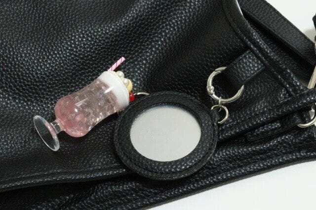 ダイソーの便利なストラップ鏡