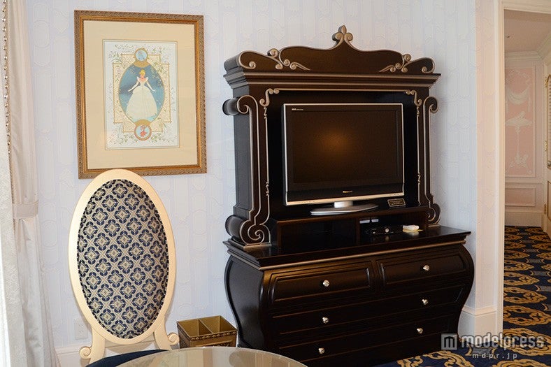 テレビの横にも物語のワンシーンが飾られている