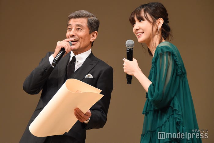 舘ひろし、新垣結衣 (C)モデルプレス