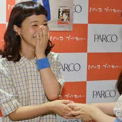 ファンとの会話を楽しむ三戸なつめ