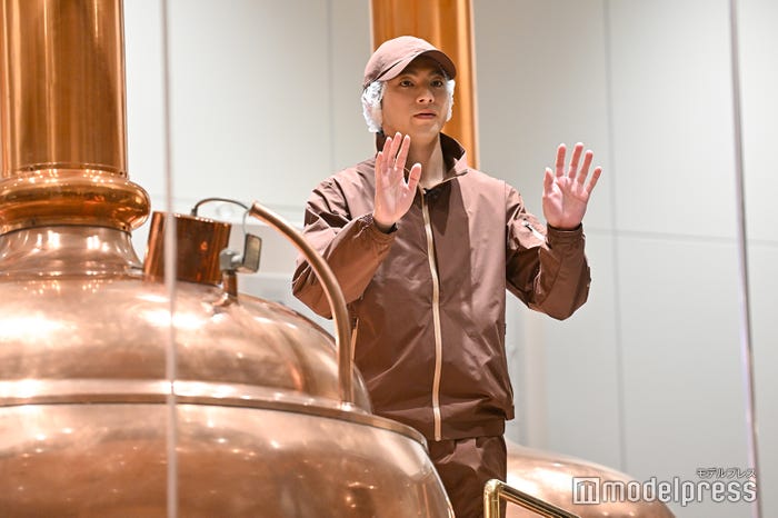 ビール仕込みを体験する山田裕貴(C)モデルプレス