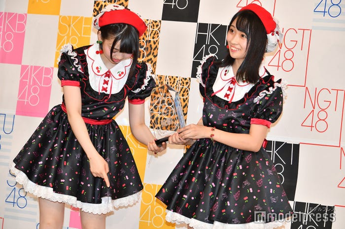 立ち位置を確認するAKB48多田京加、HKT48松田祐実 (C)モデルプレス