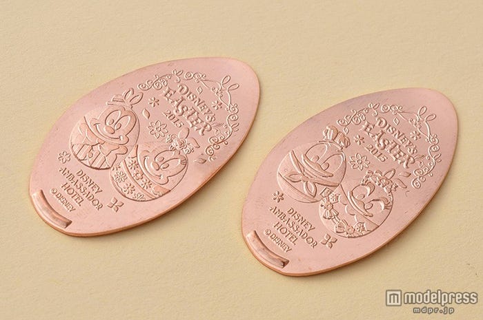 ディズニーアンバサダーホテル期間限定デザインのスーベニアメダル/(C)Disney