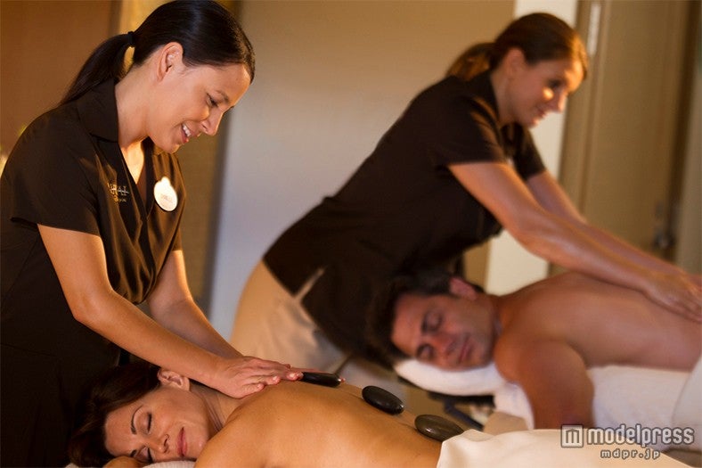 ハワイ伝統の“ロミロミ”で全身をほぐす（※写真はカップルでの施術イメージ）