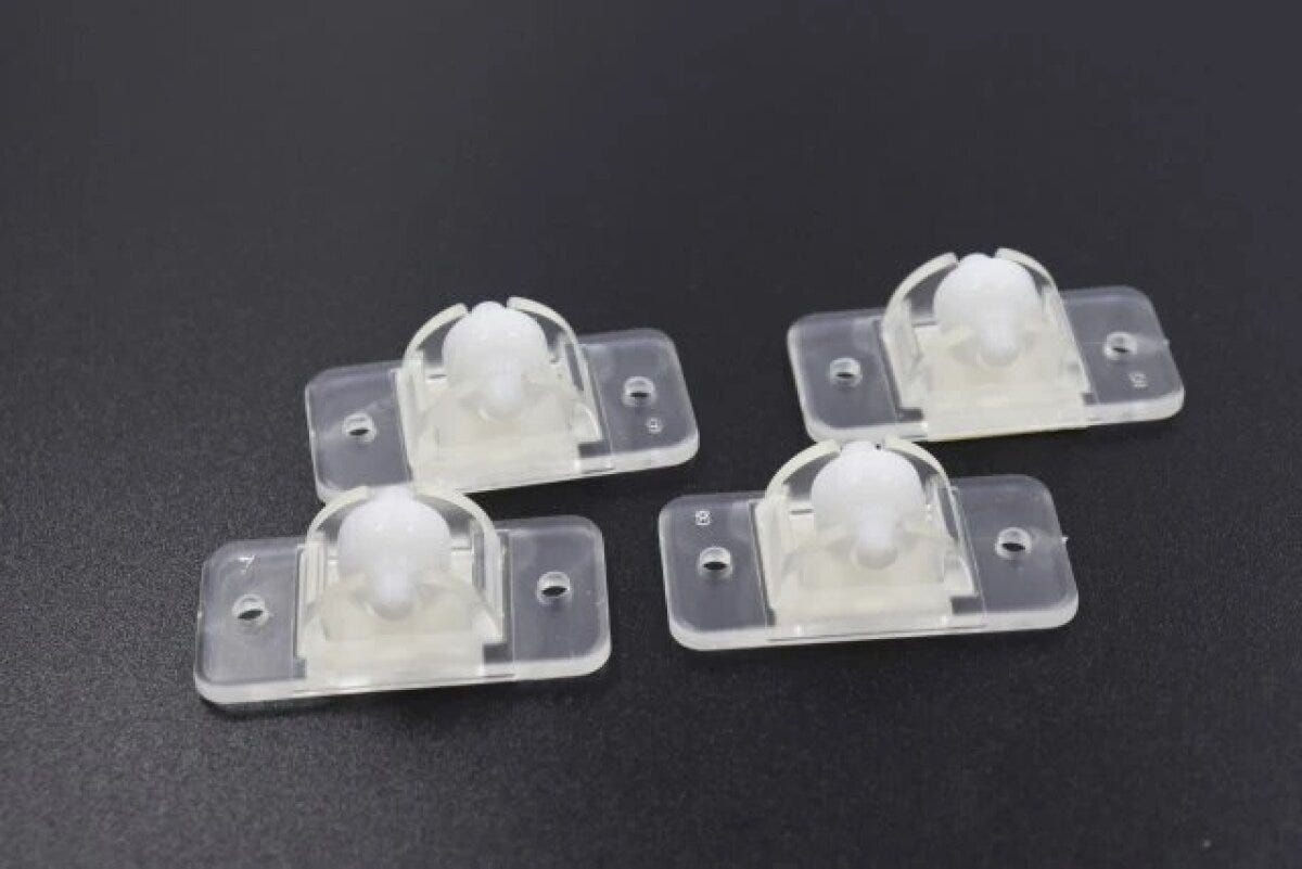 ダイソー　ラクラクピタッ！とキャスター（粘着テープ式）