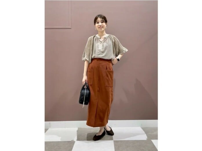 【OKコーデ】ロングスカートやワンピースなど面積の大きいアイテムは、秋らしい素材が◎ 出典:WEAR