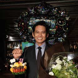 モデルプレス - 織田裕二、誕生日に月9クランクアップ 共演者もサプライズで駆けつける<SUITS/スーツ>