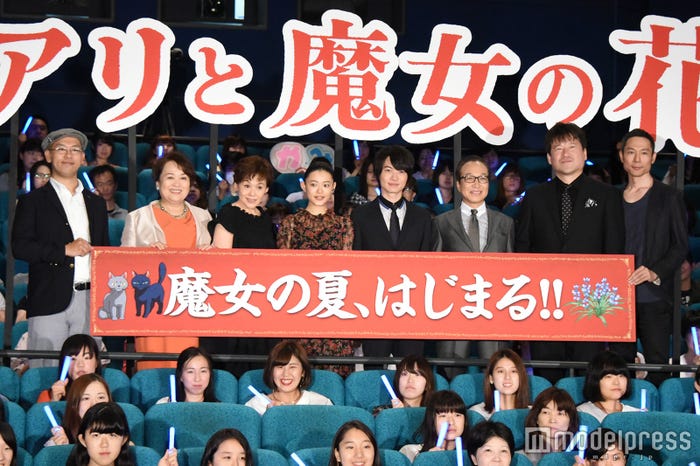 (左から)米林宏昌監督、渡辺えり、大竹しのぶ、杉咲花、神木隆之介、小日向文世、佐藤二朗、西村義明プロデューサー(C)モデルプレス