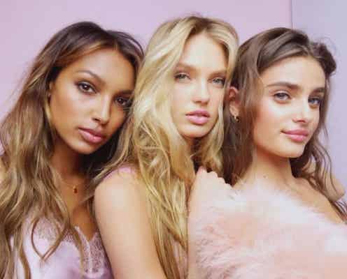 「ヴィクトリアズ・シークレット」新エンジェルの密着ショットが天使級の可愛さ<ジャスミン・トゥークス&ロミー・ストリド&テイラー・ヒル>