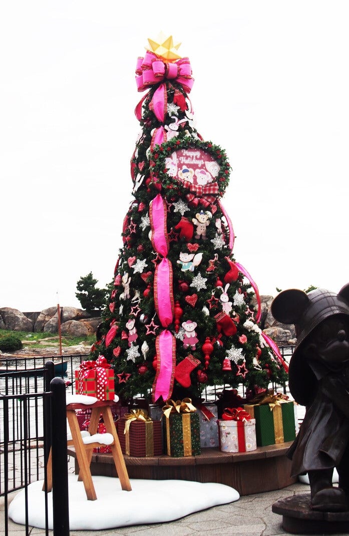 ダッフィーたちの街「ケープコッド」にもクリスマスツリーがあります