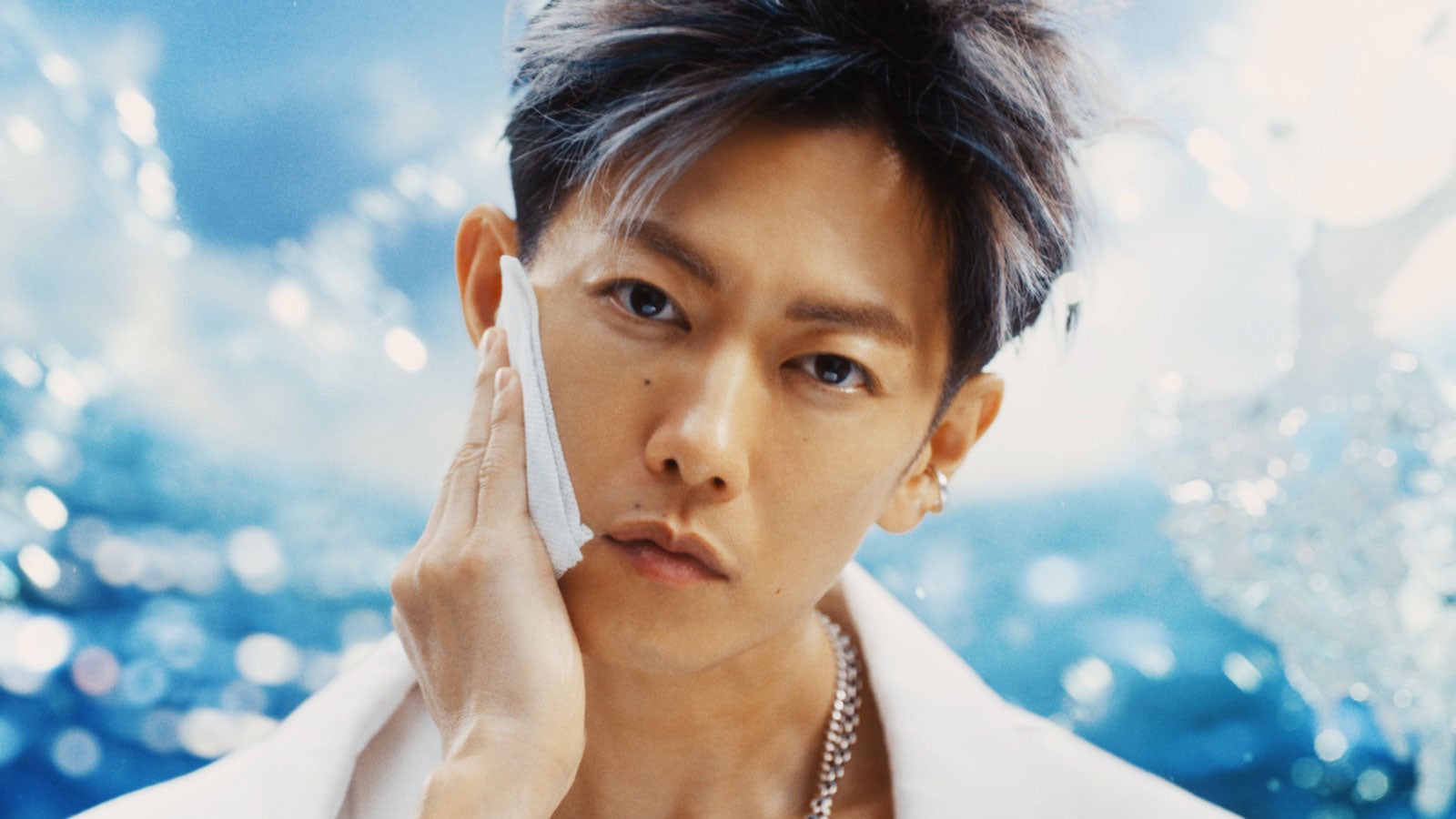 佐藤健CM『顔には、天然だろ。』篇より（提供写真）